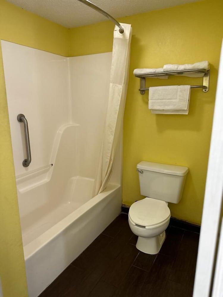 Econo Lodge Picayune photo 20