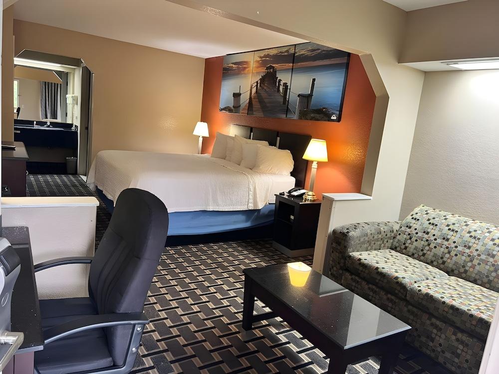 Days Inn & Suites by Wyndham Pine Bluff photo 12
