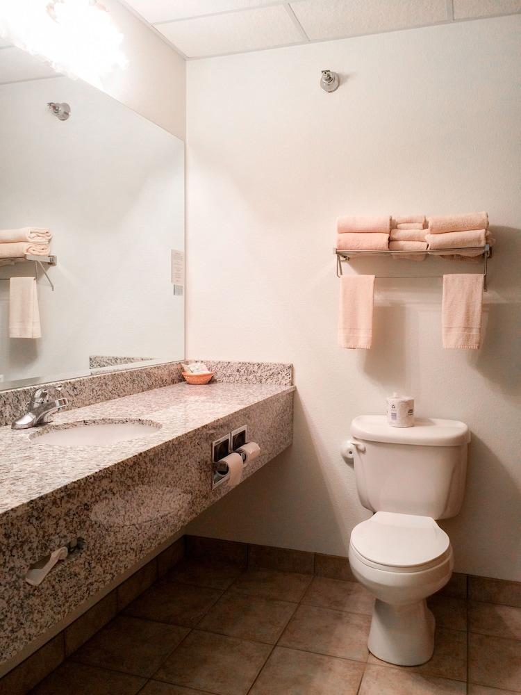 White Oak Inn & Suites photo 32