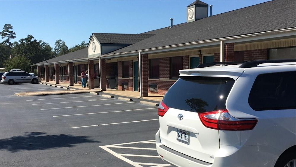 Redwood Inn and Suites photo 17