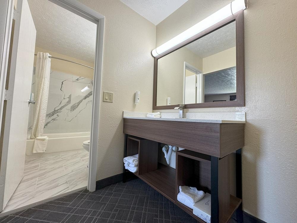 Quality Inn Mason Near Kings Island photo 29