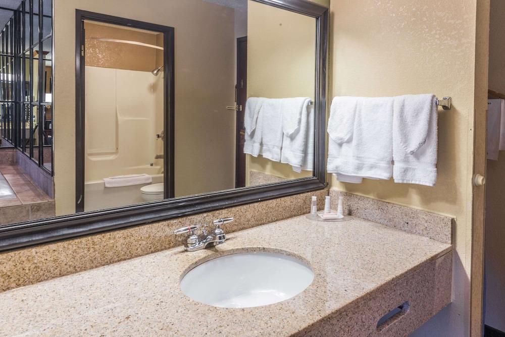 Baymont by Wyndham Lancaster photo 12