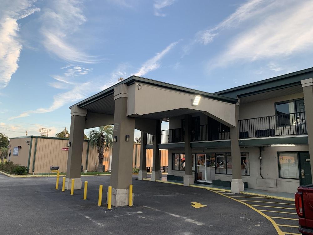 Travelers Inn photo 1