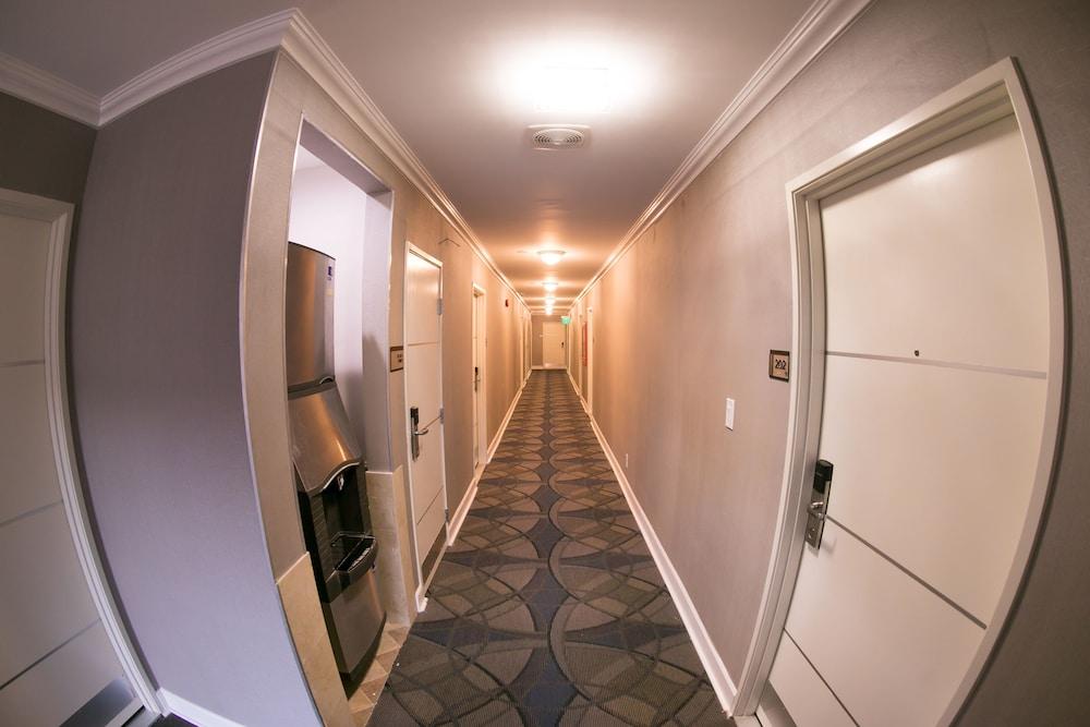 Metropolitan Inn & Suites photo 30