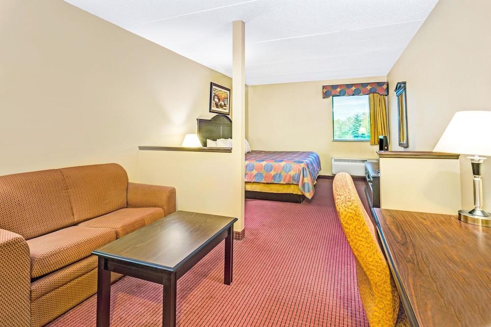 Days Inn & Suites by Wyndham Jeffersonville IN photo 4