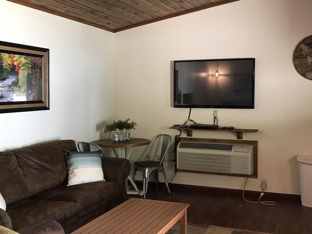 Bullwinkles Rustic Lodge photo 10