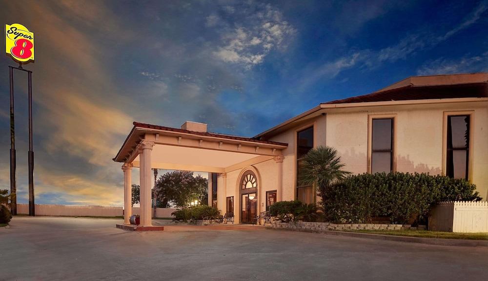 Super 8 by Wyndham Corpus Christi Northwest photo 1