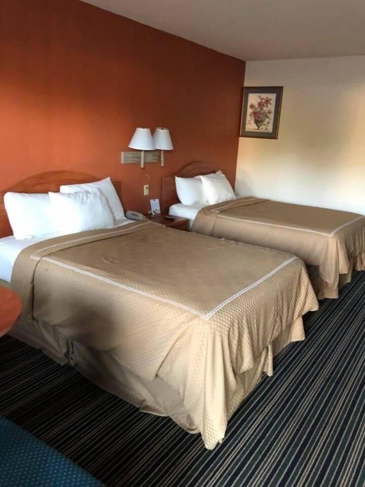 Scottish Inn & Suites photo 23
