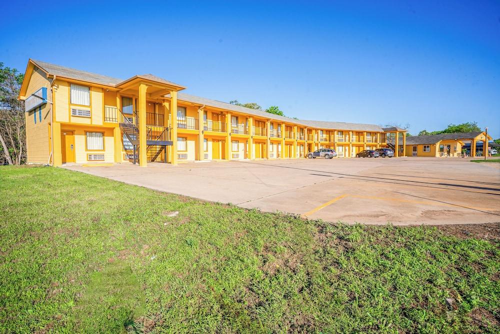 Regency Inn By OYO Rockdale TX photo 37