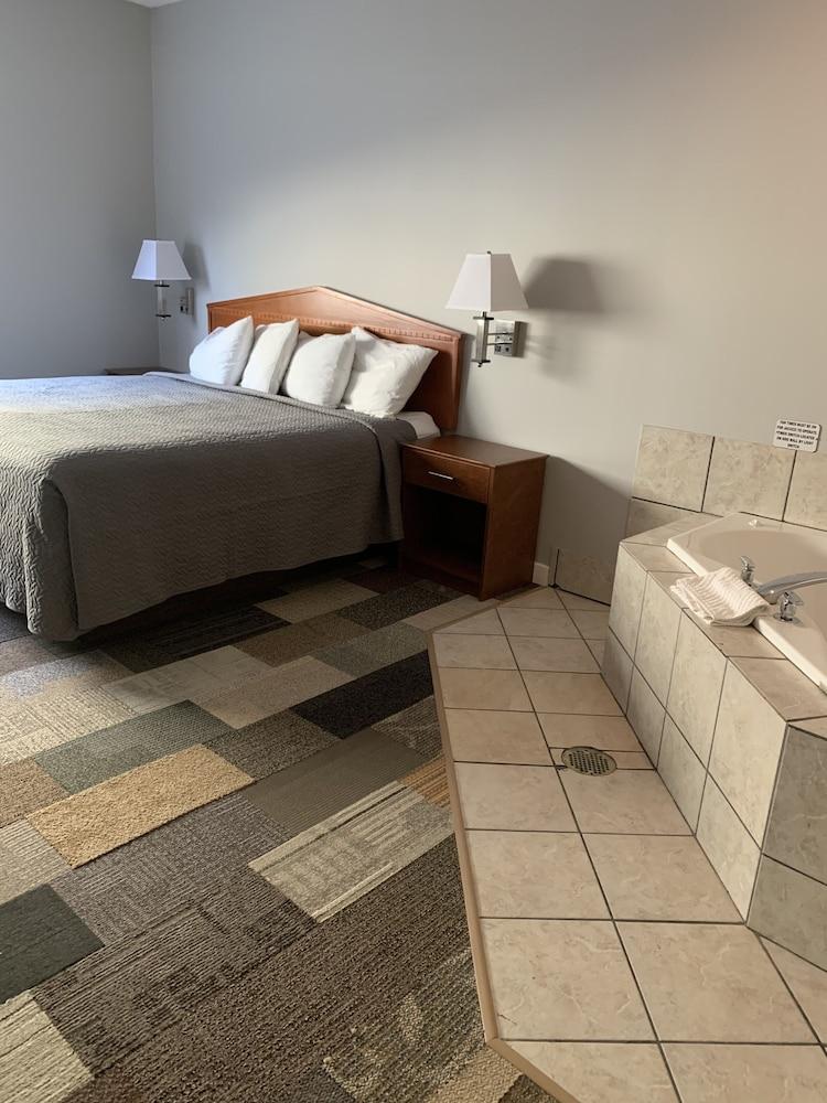 Commodore Perry Inn and Suites photo 5
