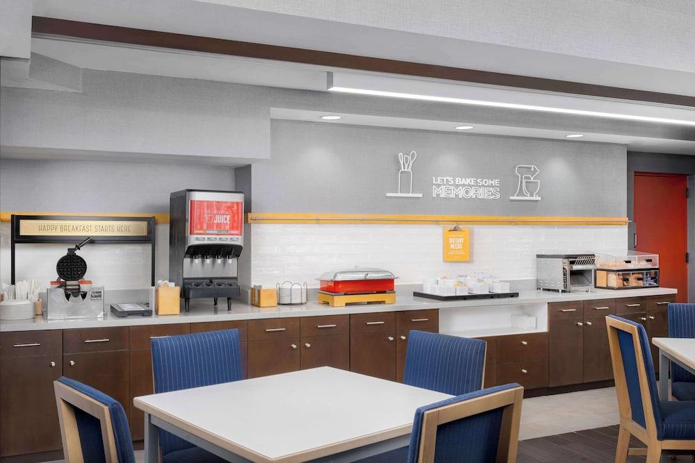 Hampton Inn Louisville-Airport photo 19