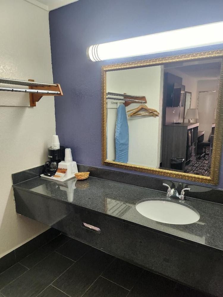 Americas Best Value Inn Forest photo 4