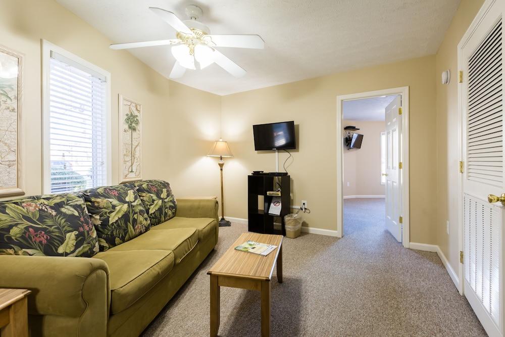 Country Club Villas photo 29