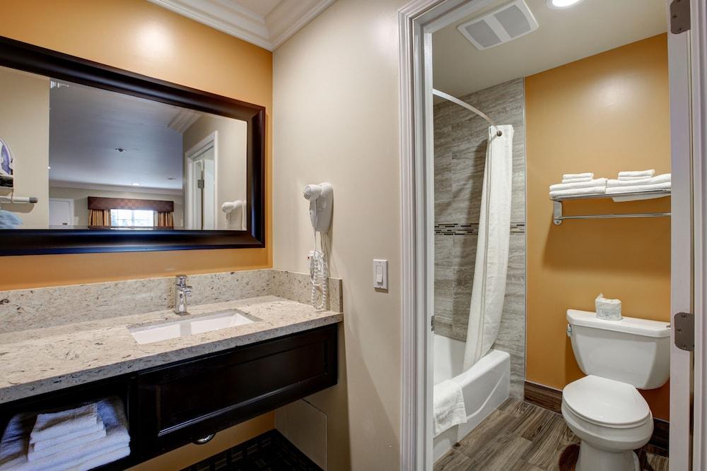 Ontario Inn & Suites photo 36