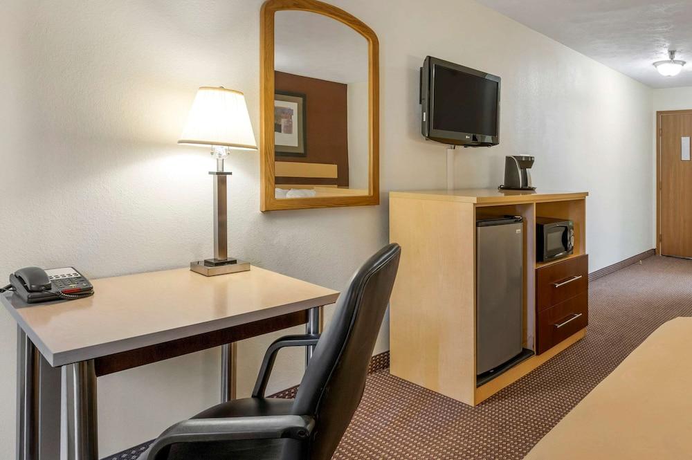 Quality Inn & Suites photo 8