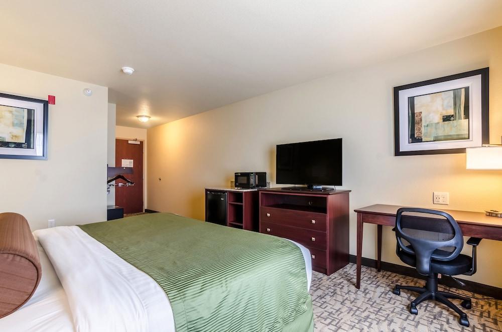 AmericInn by Wyndham Oshkosh photo 14