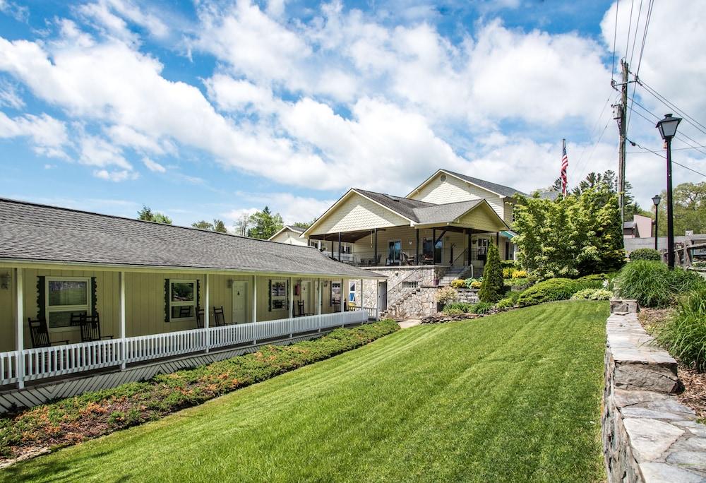 Boxwood Lodge photo 1