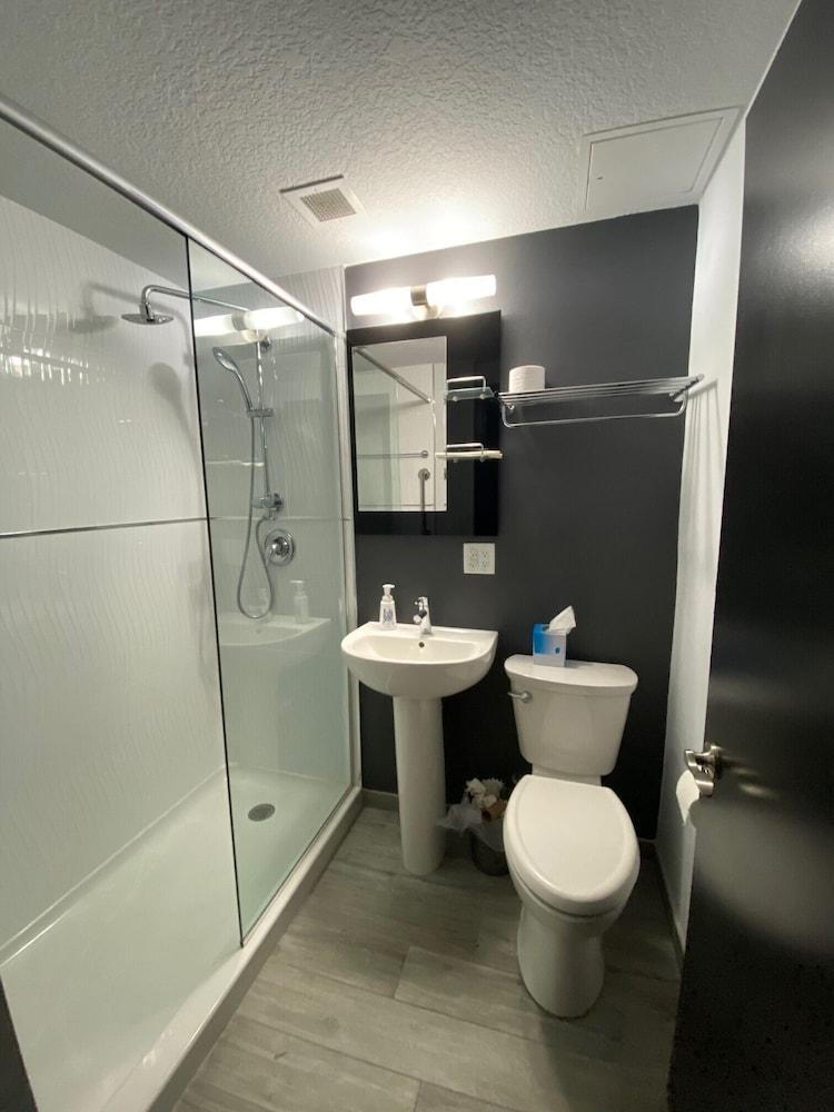 Streamline Hotel photo 46