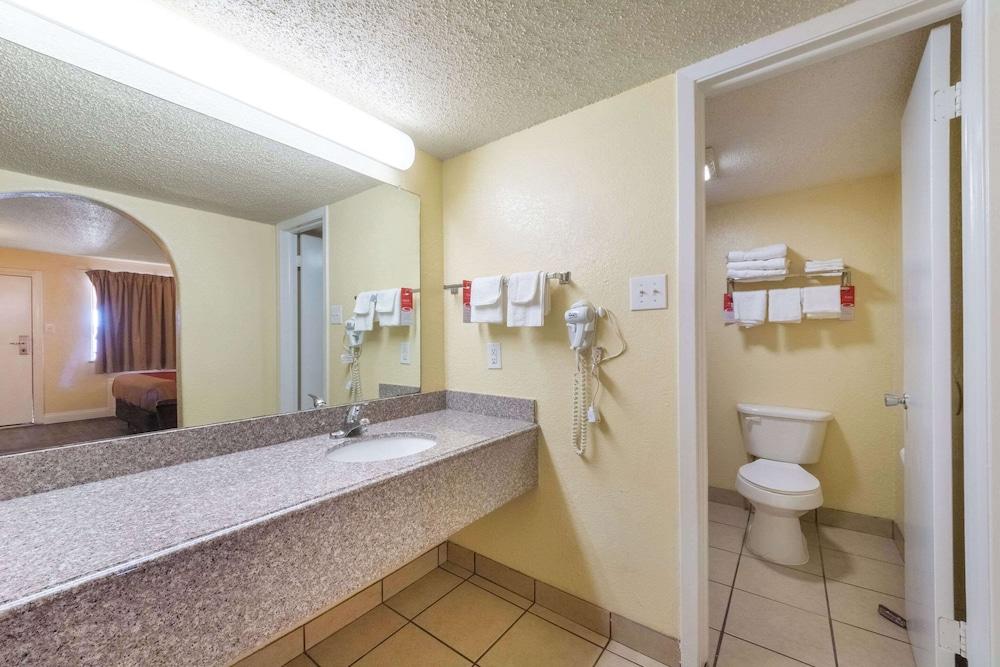 Econo Lodge San Marcos University Area photo 14