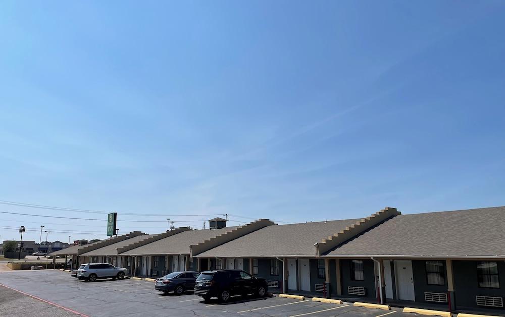 Executive Inn of Purcell photo 13