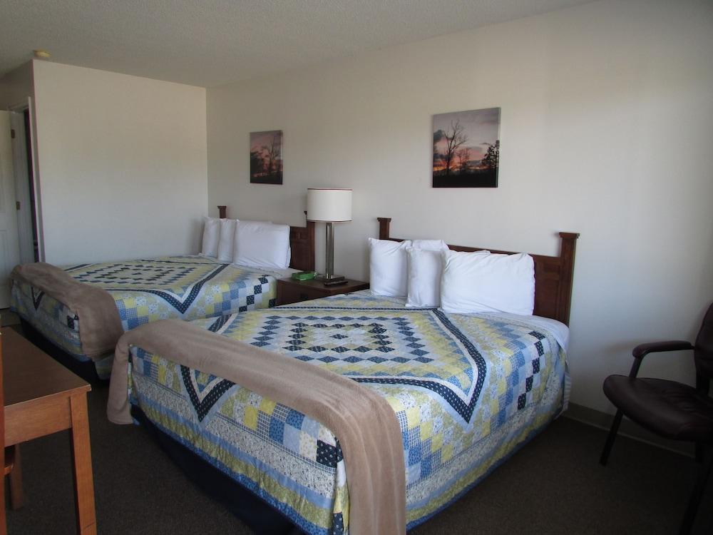 Douglas Inn & Suites photo 41