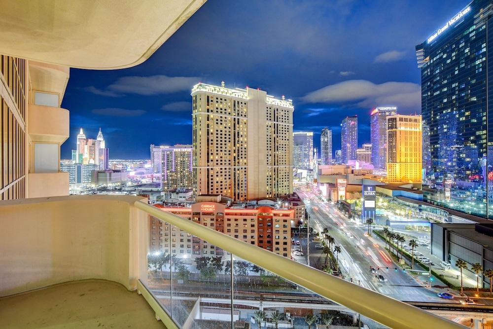 Premium Suite w/balcony at The Signature photo 34