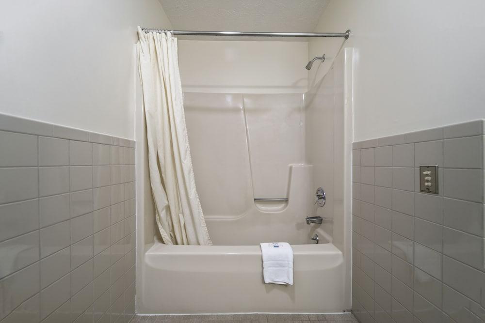 Executive Inn Cass City photo 43