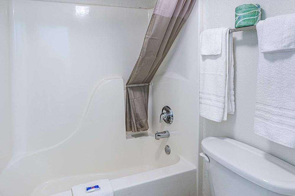 Motel 6 Cleveland, TX photo 11