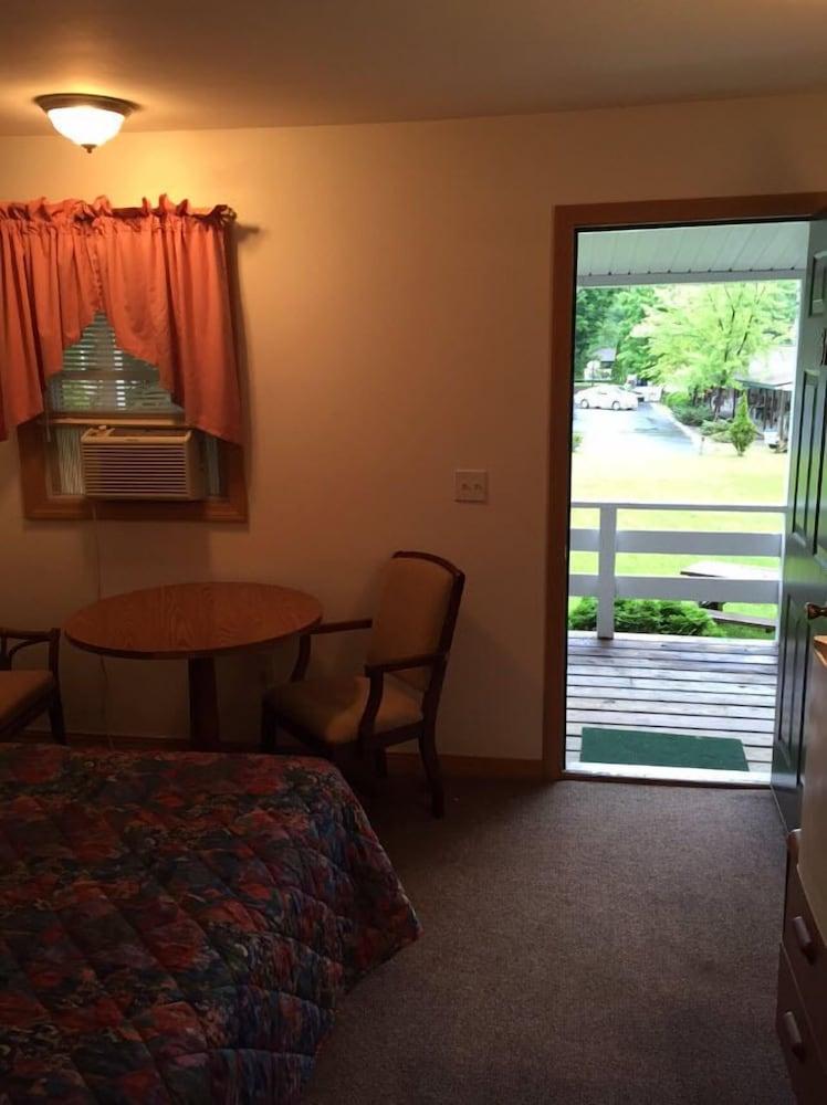 Adirondack Oasis Motel photo 31