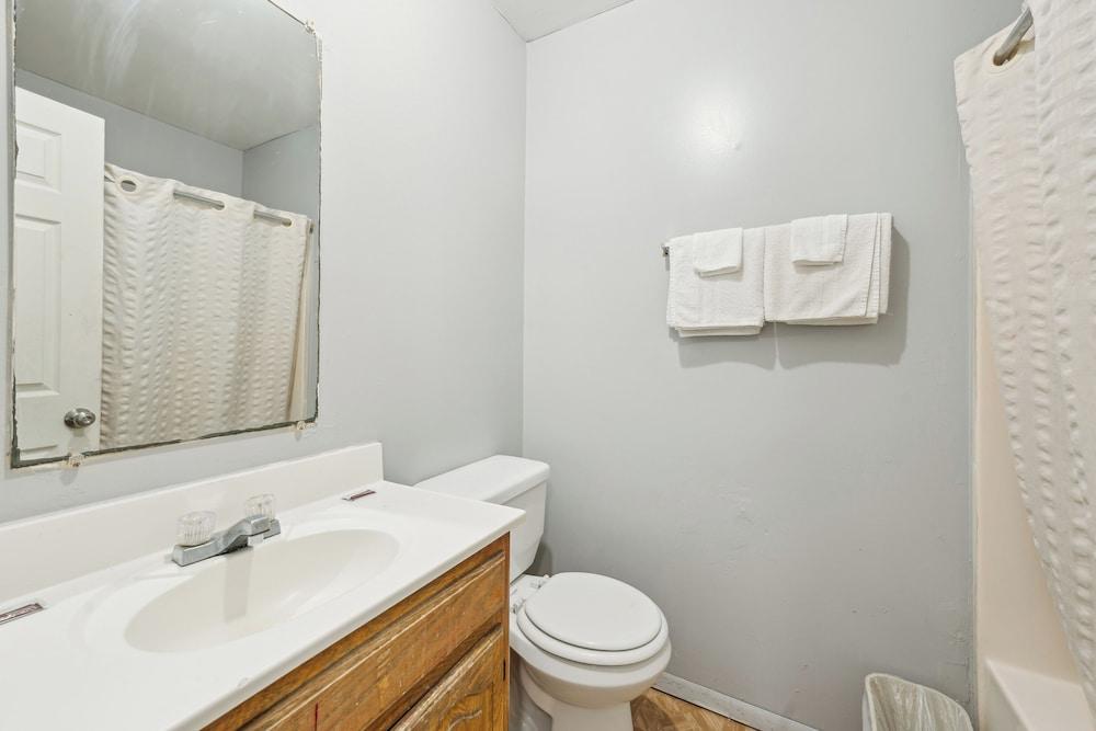 Flint Motel by OYO MI Near I-475 photo 21