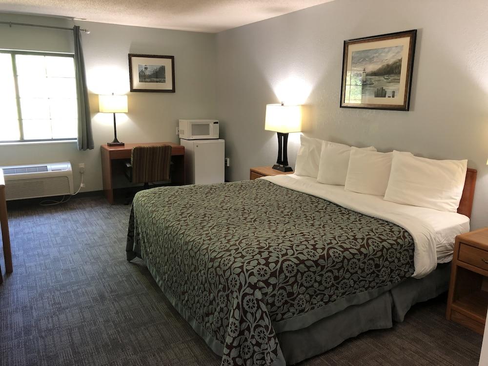 Days Inn by Wyndham Iron Mountain photo 60