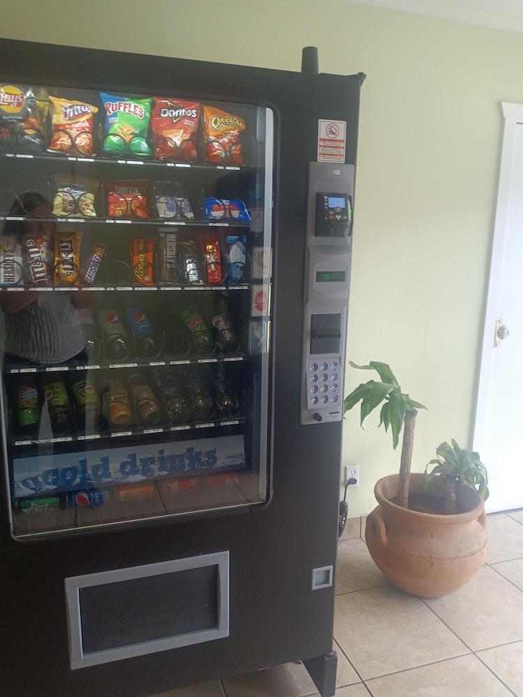 Tree Inn & Suites Albuquerque. photo 19