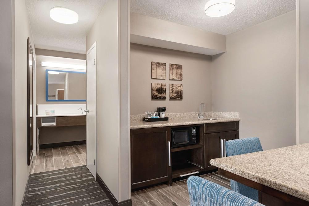 Hampton Inn & Suites Ft. Wayne-North photo 17
