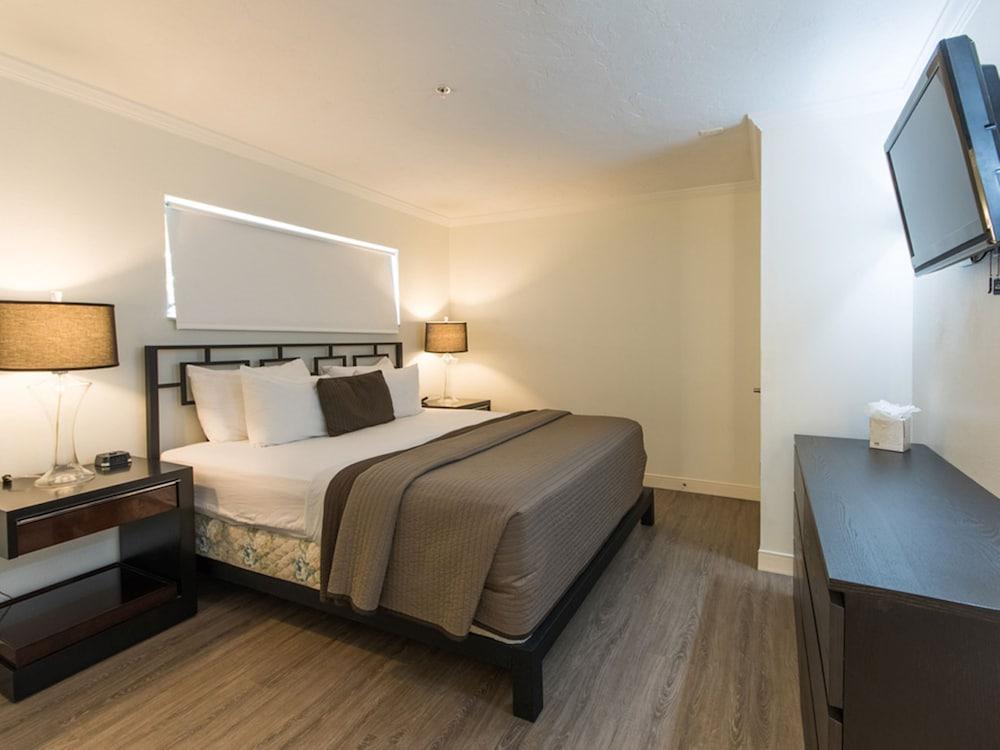 Hibiscus Suites - Gateway to Siesta Key photo 7