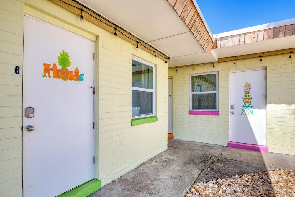 Pineapple Shores Retro Inn photo 28