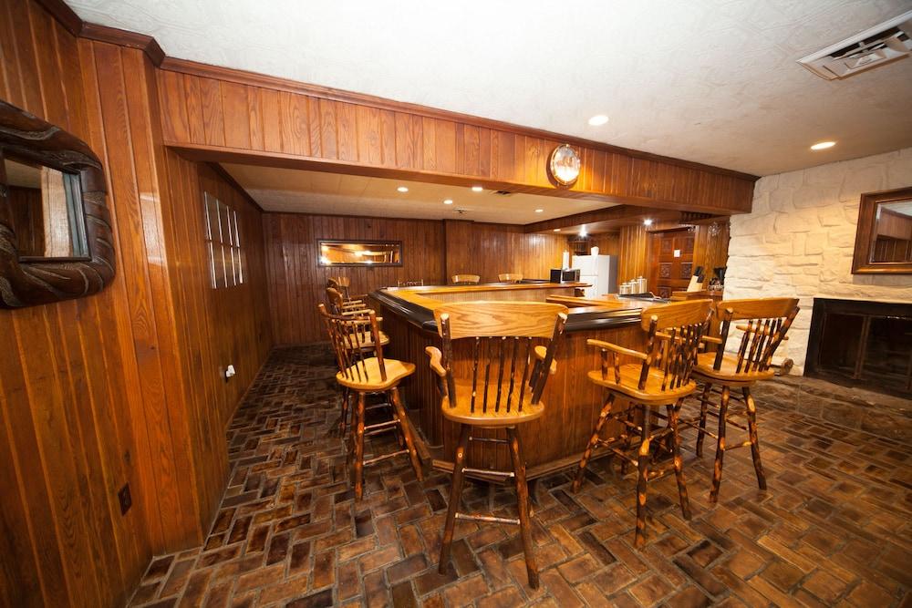 Log Cabin Lodge & Suites photo 57