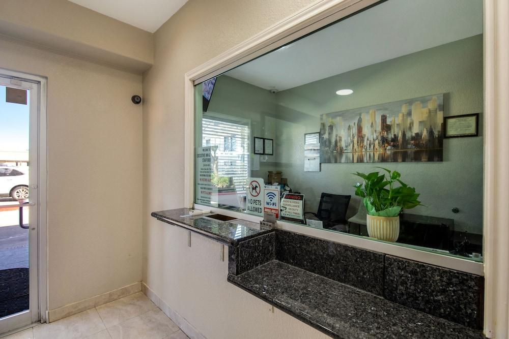 Executive Inn & Suites photo 20