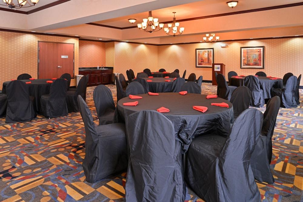 Holiday Inn Express Suites Van Buren-Ft Smith Area by IHG photo 82