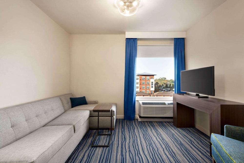 La Quinta Inn & Suites by Wyndham Orlando - IDrive Theme Parks photo 14