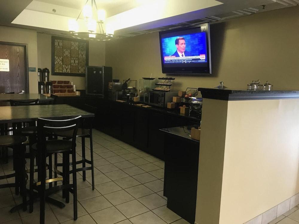 Econo Lodge photo 11