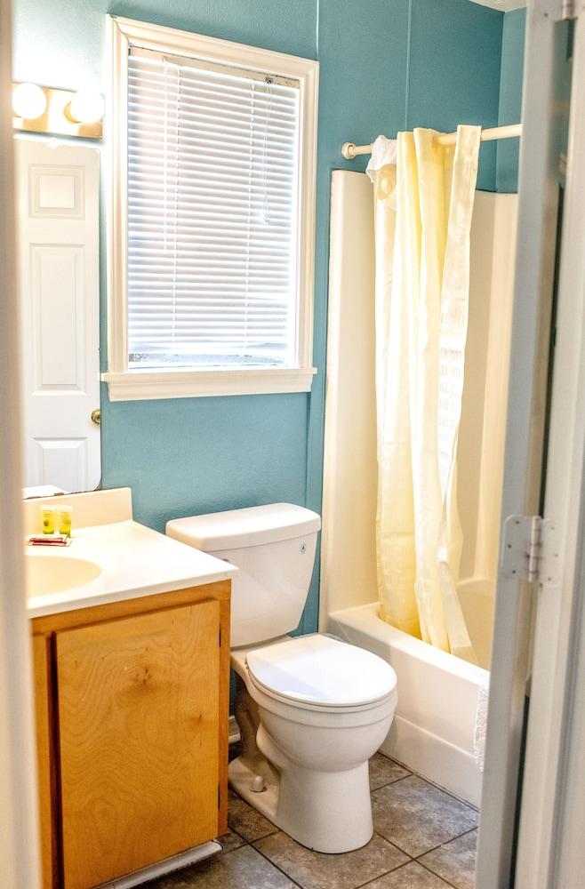 Captain Quarters Motel photo 2