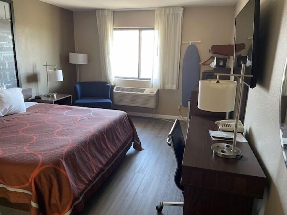 Super 8 by Wyndham Alton photo 2