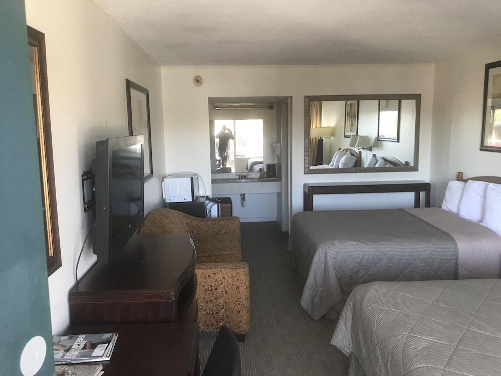 American Inn and Suites photo 22