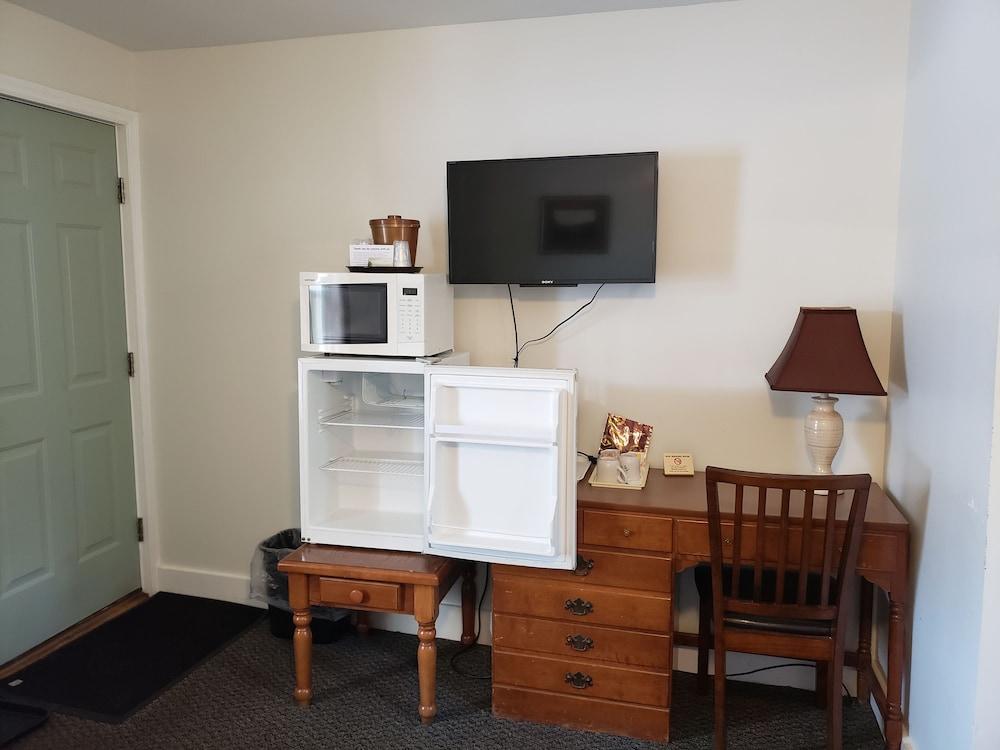 The Colonial Motel photo 11