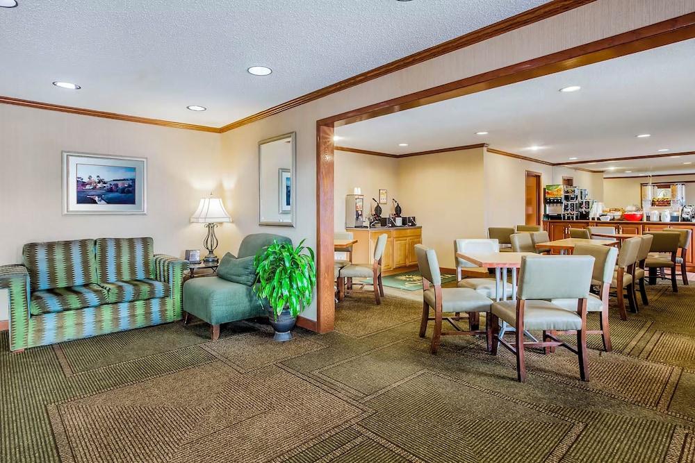 Norwood Inn and Suites Detroit photo 13
