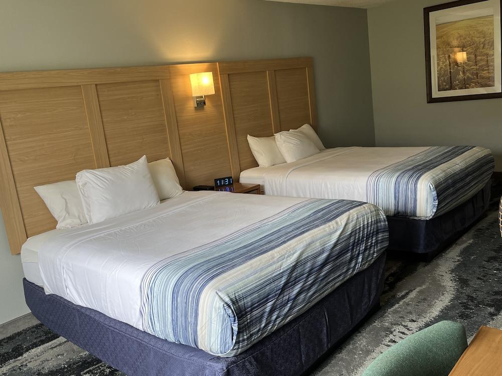 Days Inn & Suites by Wyndham Williamsburg IA North photo 35