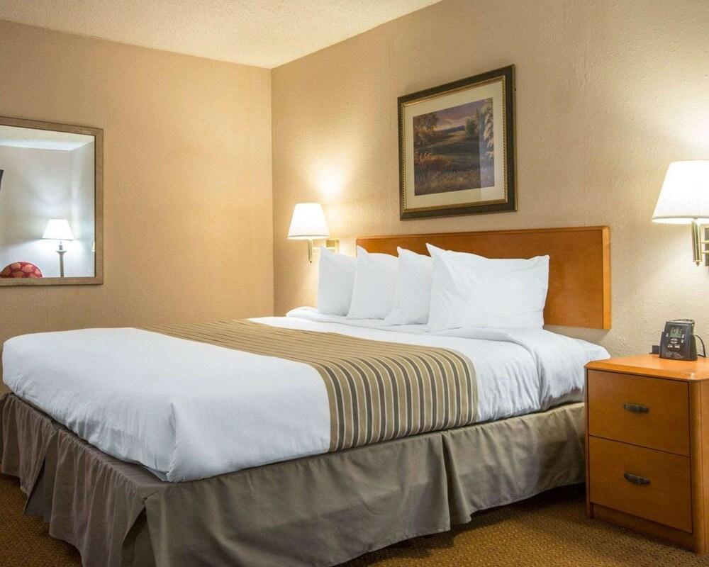 Econo Lodge Inn & Suites Columbus near Fort Benning photo 8