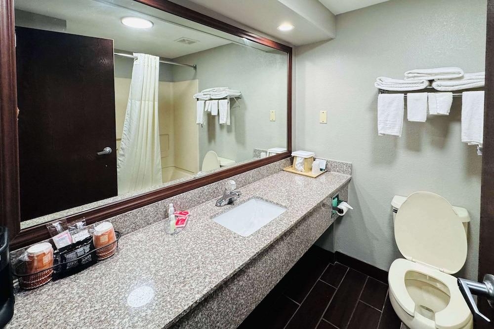 Econo Lodge Inn & Suites Centerville photo 16