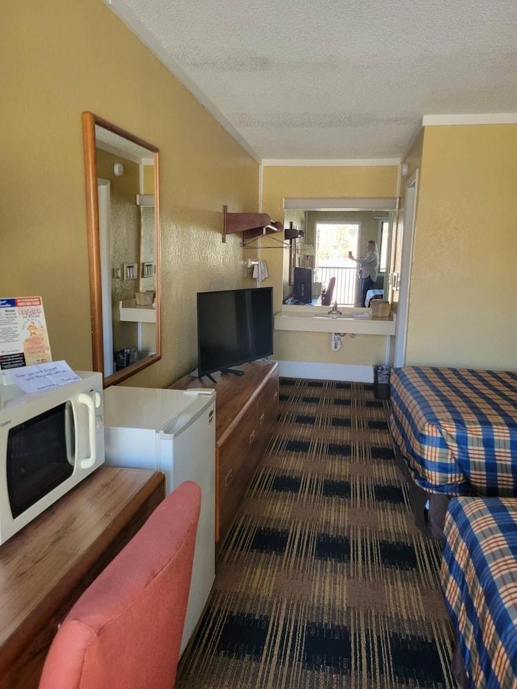 Smokies Motel photo 4