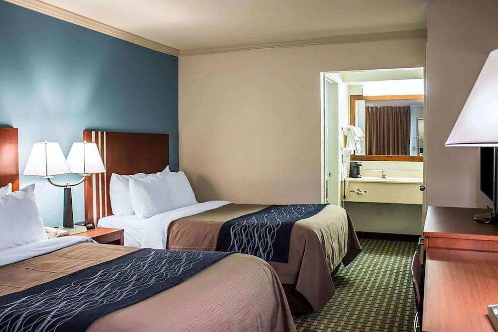 Days Inn by Wyndham Austintown photo 35